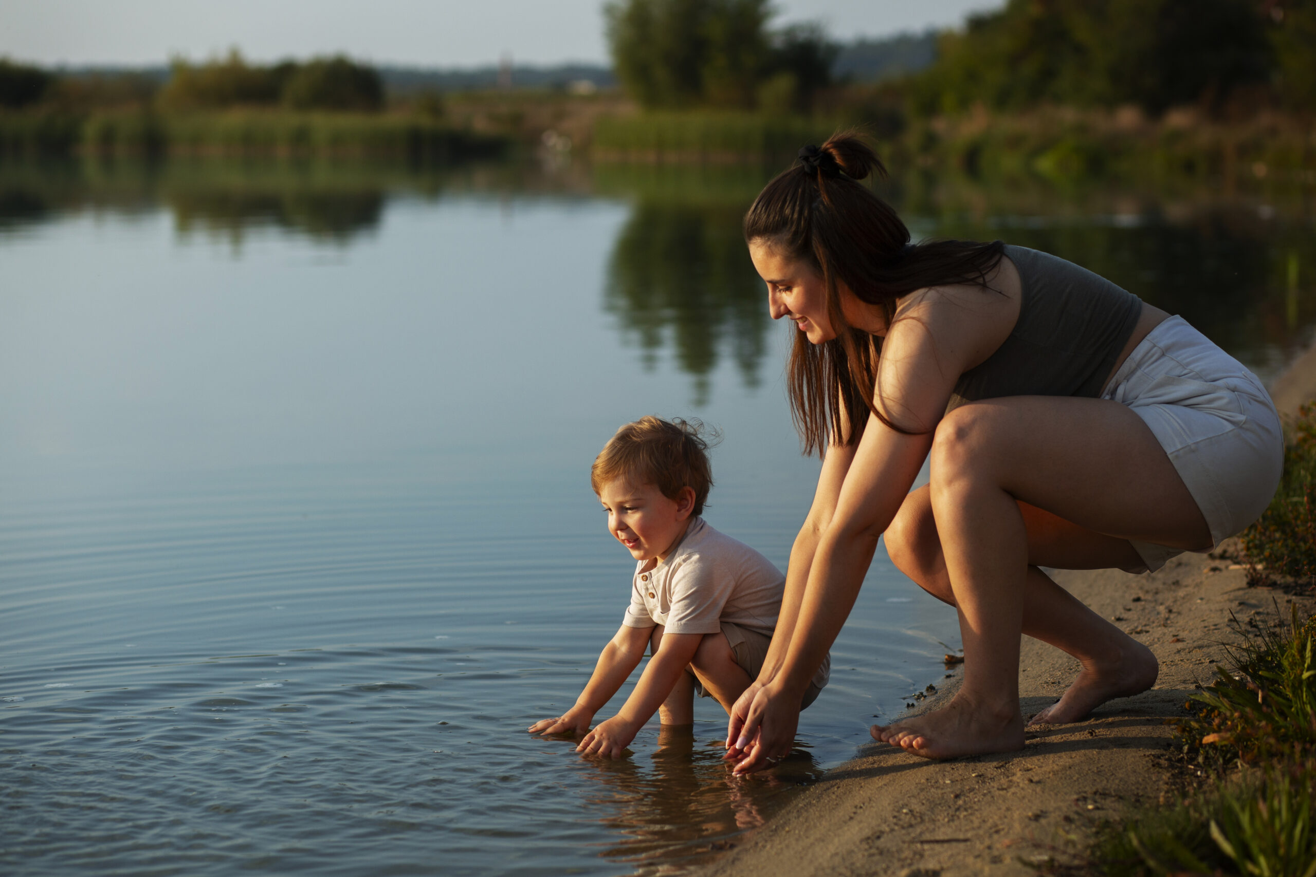 mom-spending-time-with-kid-beach